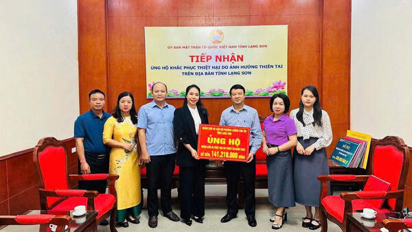 Nhân dân và cán bộ phường Lương Văn Tri bàn giao số tiền ủng hộ đồng bào lũ lụt trên địa bàn tỉnh