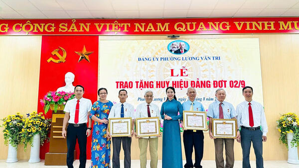 Đảng ủy phường Lương Văn Tri tổ chức Lễ trao Huy hiệu Đảng đợt 02/9/2025