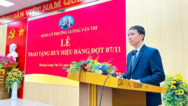 Phường Lương Văn Tri tổ chức Lễ trao Huy hiệu Đảng đợt 07/11/2025