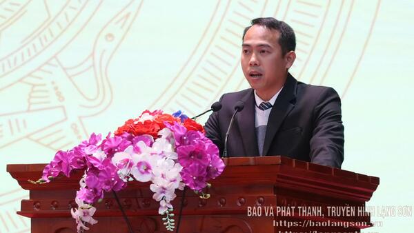 Quân khu 1 trao tặng tượng chân dung Chủ tịch Hồ Chí Minh cho 65 xã, phường trên địa bàn tỉnh Lạng Sơn.