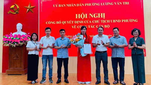 TRAO QUYẾT ĐỊNH BỔ NHIỆM GIÁM ĐỐC TRUNG TÂM PHỤC VỤ HÀNH CHÍNH CÔNG