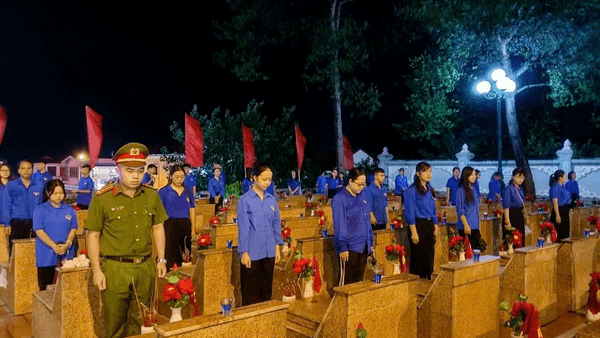 Chi đoàn Thanh niên Công an phường Lương Văn Tri cùng Đoàn TNCS Hồ Chí Minh phường Lương Văn Tri tham dự Lễ dâng hương tưởng niệm các anh hùng, liệt sĩ tại Nghĩa trang Liệt sĩ nhân kỷ niệm 78 năm Ngày Thương binh Liệt sĩ (27/7/1947 – 27/7/2025).